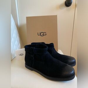 UGG JOSEPHINE CUFF BOOT BOOTIE BRAND NEW IN BOX
Black suede side zip
